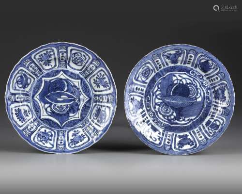 TWO CHINESE BLUE AND WHITE KRAAK PORCELAIN DISHES, WANLI PER...