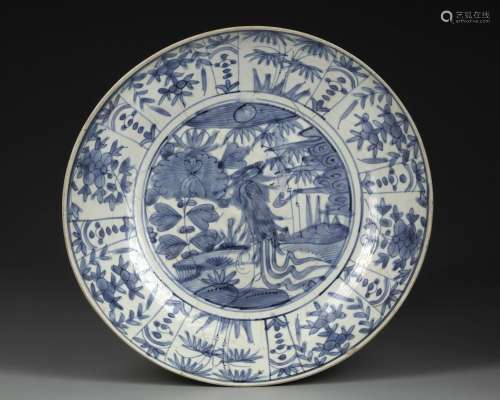 A LARGE CHINESE BLUE AND WHITE SWATOW CHARGER, 16TH-17TH CEN...