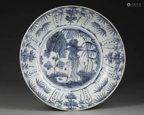 A LARGE CHINESE BLUE AND WHITE SWATOW CHARGER,16TH-17TH CENT...