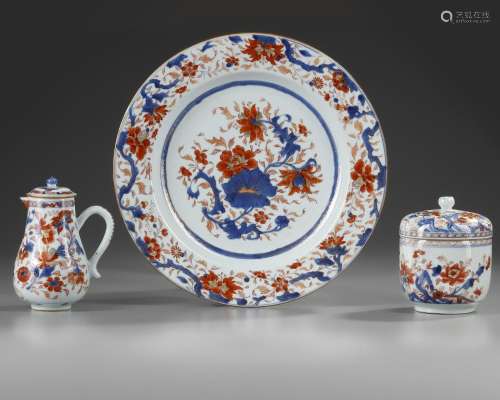 A GROUP OF THREE CHINESE IMARI OBJECTS, 18TH CENTURY