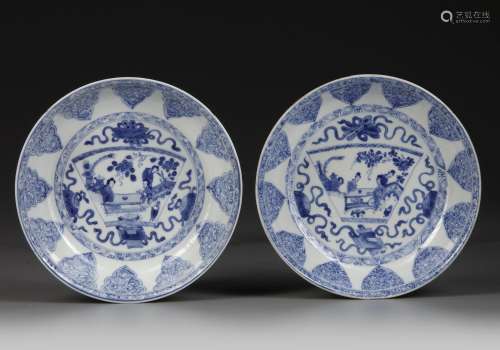 A PAIR OF CHINESE BLUE AND WHITE DISHES, KANGXI PERIOD (1662...