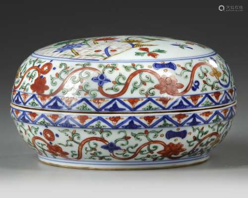 A CHINESE WUCAI SECTIONED CIRCULAR BOX AND COVER, MING DYNAS...