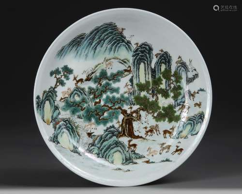 A CHINESE FAMILLE VERTE HUNDRED DEER DISH, 19TH/20TH CENTURY