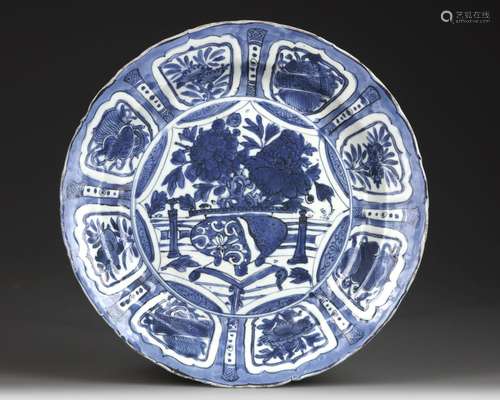 A CHINESE BLUE AND WHITE KRAAK PORCELAIN' DISH, WANLI PERIOD...