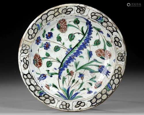 AN OTTOMAN IZNIK POTTERY DISH, TURKEY, 16TH CENTURY