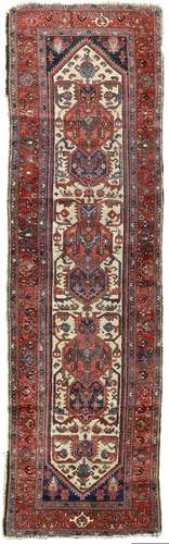 A HERIZ RUNNER, PERSIA, 1900