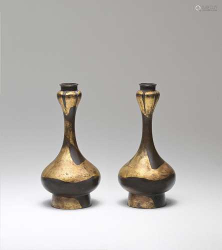 A PAIR OF PARCEL-GILT BRONZE 'GARLIC-HEAD' VASES   Late Ming...