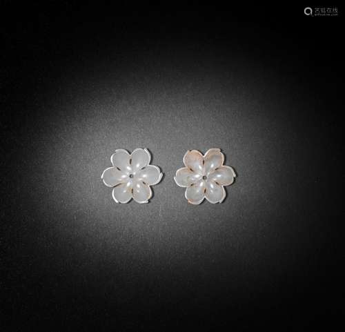 A PAIR OF JADE 'FLOWER' ORNAMENTS Yuan Dynasty (2)