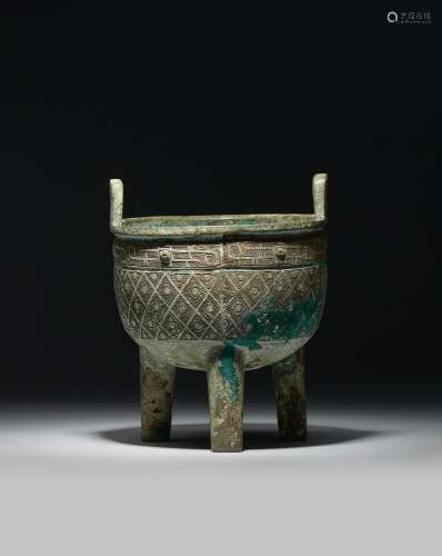 A RARE ARCHAIC BRONZE RITUAL TRIPOD VESSEL, DING  Early West...