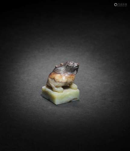 A GREEN AND RUSSET JADE SEAL Ming Dynasty (2)