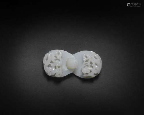 A WHITE JADE TWO-PART BELT BUCKLE 18th/19th century  (2)