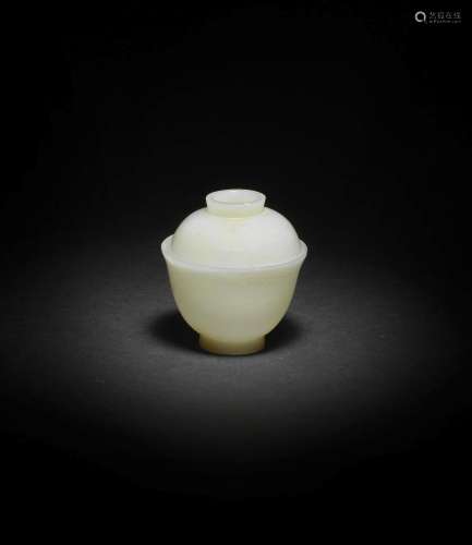 【*】A VERY PALE GREEN JADE CUP AND COVER  18th/19th century (...