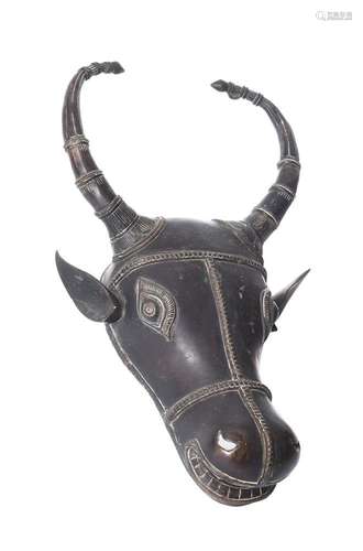 A bronze bull\'s head of Nandi