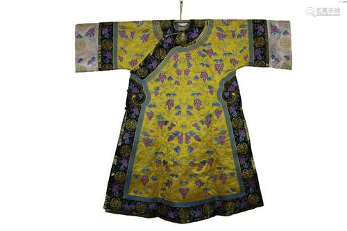 A embroidered longevity lady robe