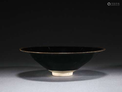 A chinese aubergine glaze bowl