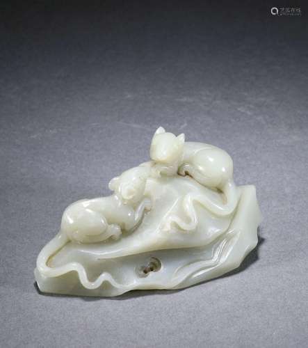 A Carved jade mouse ornament