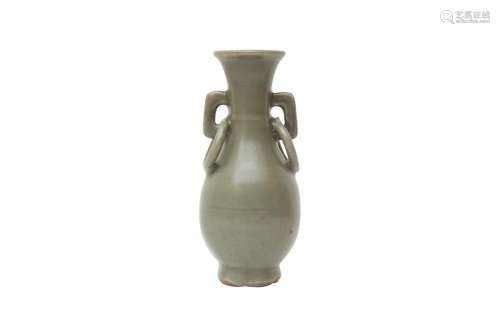 A CHINESE LONGQUAN CELADON-GLAZED TWIN-HANDLED VASE 元 龍泉青...