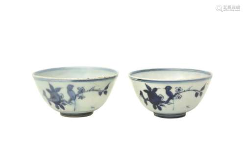 A PAIR OF CHINESE BLUE AND WHITE 'BIRD AND PEACH' BO...