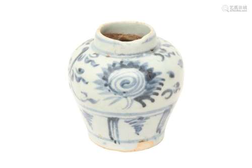 A CHINESE BLUE AND WHITE 'LOTUS' JAR 明 青花蓮紋小瓶