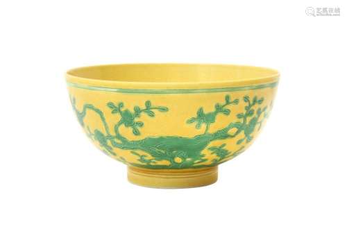 A CHINESE YELLOW-GROUND 'BIRDS AND PEACHES' BOWL 清光...