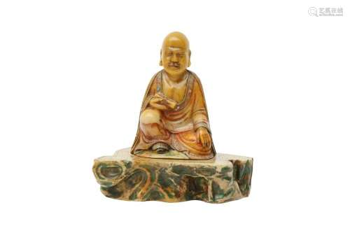 A CHINESE INLAID SOAPSTONE FIGURE OF A LUOHAN 清十八世紀 壽山...