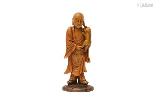 A CHINESE SOAPSTONE FIGURE OF A MONK 清十八或十九世紀 壽山石...