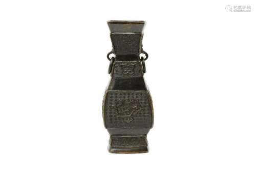 A CHINESE BRONZE ARCHAISTIC TWIN-HANDLED VASE 十七或十八世紀...