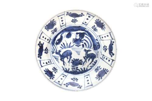 A CHINESE KRAAK BLUE AND WHITE 'DEER' DISH 明萬曆 克...