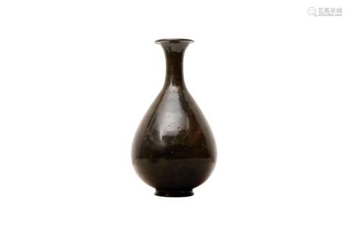 A CHINESE DARK BROWN-GLAZED VASE, YUHUCHUNPING 金至元 醬釉玉...