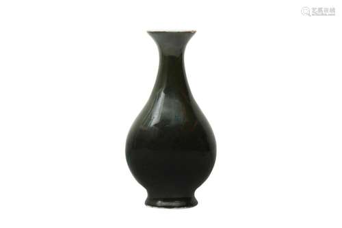 A CHINESE MONOCHROME GREEN-GLAZED VASE 清十八或十九世紀 黑釉...