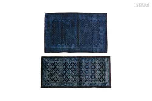 TWO CHINESE DARK BLUE CARPETS 十九或二十世紀 深藍底花卉紋地毯...