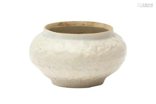 A CHINESE WHITE-GLAZED 'LOTUS PETAL' SMALL JAR 元 白...