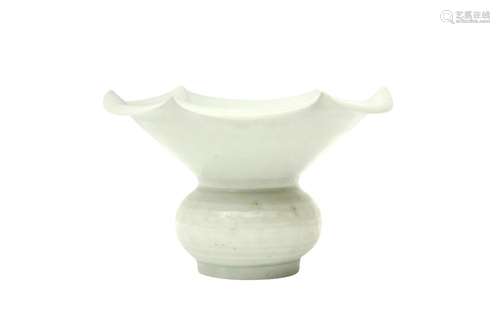 A FINE CHINESE QINGBAI FOLIATE SPITTOON, ZHADOU 宋 青白葵口渣...