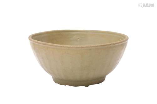 A CHINESE LONGQUAN CELADON DEEP BOWL 明 龍泉青釉盌