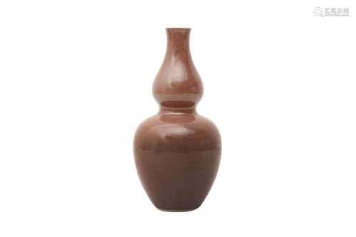 A CHINESE PEACHBLOOM-GLAZED DOUBLE-GOURD VASE 清十九世紀 豇豆...