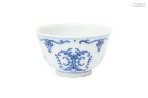 A CHINESE BLUE AND WHITE 'HONEYSUCKLE' CUP 清 青花忍...