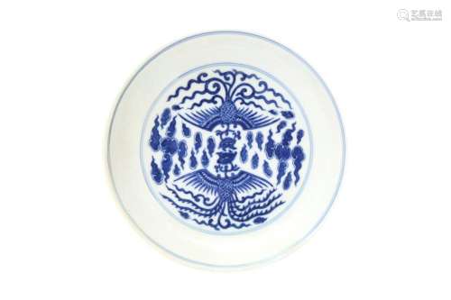 A CHINESE BLUE AND WHITE 'PHOENIX' DISH 清乾隆 青花穿...