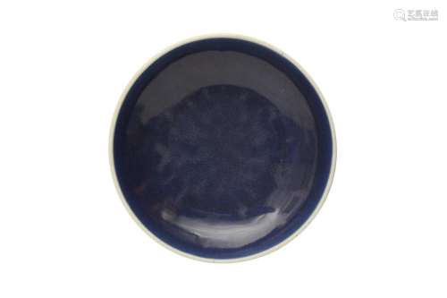 A CHINESE MONOCHROME BLUE-GLAZED DISH 十九或二十世紀 藍釉盤
