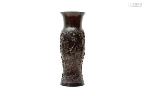 A CHINESE CHERRY-COLOURED BEIJING GLASS VASE 清十九世紀 琥珀...