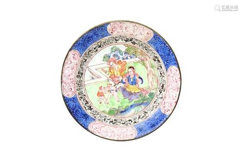 A CHINESE CANTON ENAMEL 'EUROPEAN SUBJECT' DISH 清十...