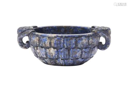 A SMALL CHINESE LAPIS LAZULI TWIN-HANDLED BOWL 十九世紀 青金...