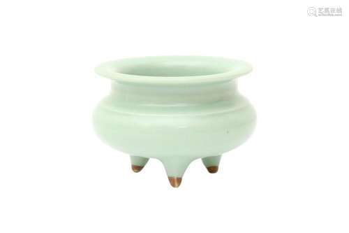 A SMALL CHINESE CELADON-GLAZED CENSER 清 青釉三足爐