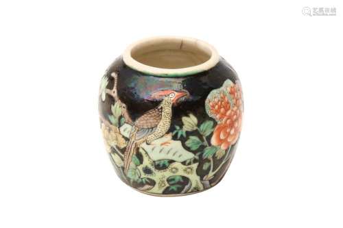 A CHINESE SOFT-PASTE PORCELAIN FAMILLE-NOIRE BIRD FEEDER 清康...