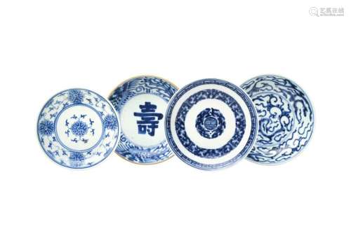 A GROUP OF FOUR CHINESE BLUE AND WHITE DISHES 清十八或十九世...