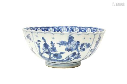 A CHINESE BLUE AND WHITE FOLIATE 'BLOSSOMS' BOWL 清康...