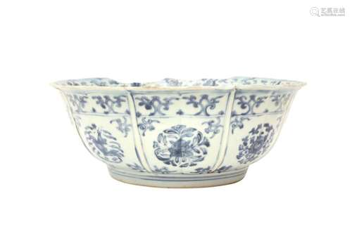 A CHINESE BLUE AND WHITE FOLIATE PUNCH BOWL 明 青花穿花龍紋葵...