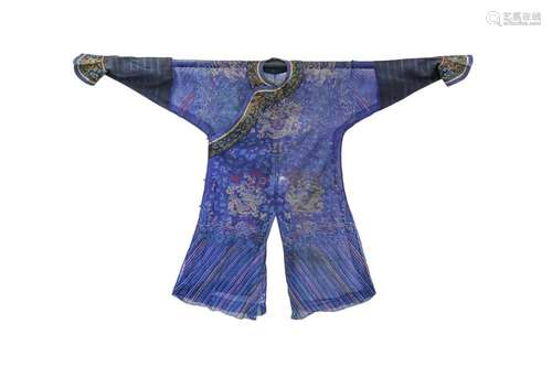 A RARE CHINESE SUMMER GAUZE 'DRAGON' ROBE. 清 刺繡龍...