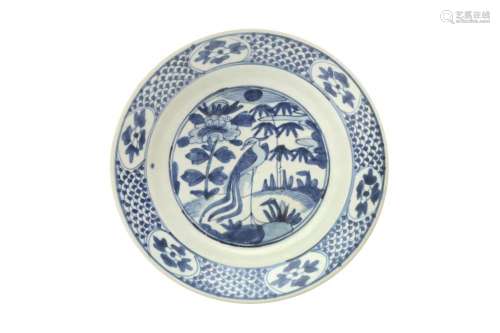 A CHINESE SWATOW BLUE AND WHITE 'PHOENIX' DISH 明 漳...