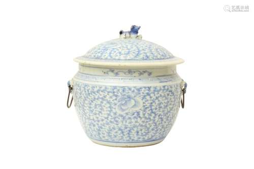 A CHINESE BLUE AND WHITE JAR AND COVER 清十九世紀 青花花卉圖...