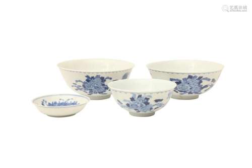 A GROUP OF THREE CHINESE BLUE AND WHITE BOWLS AND A DISH 清十...